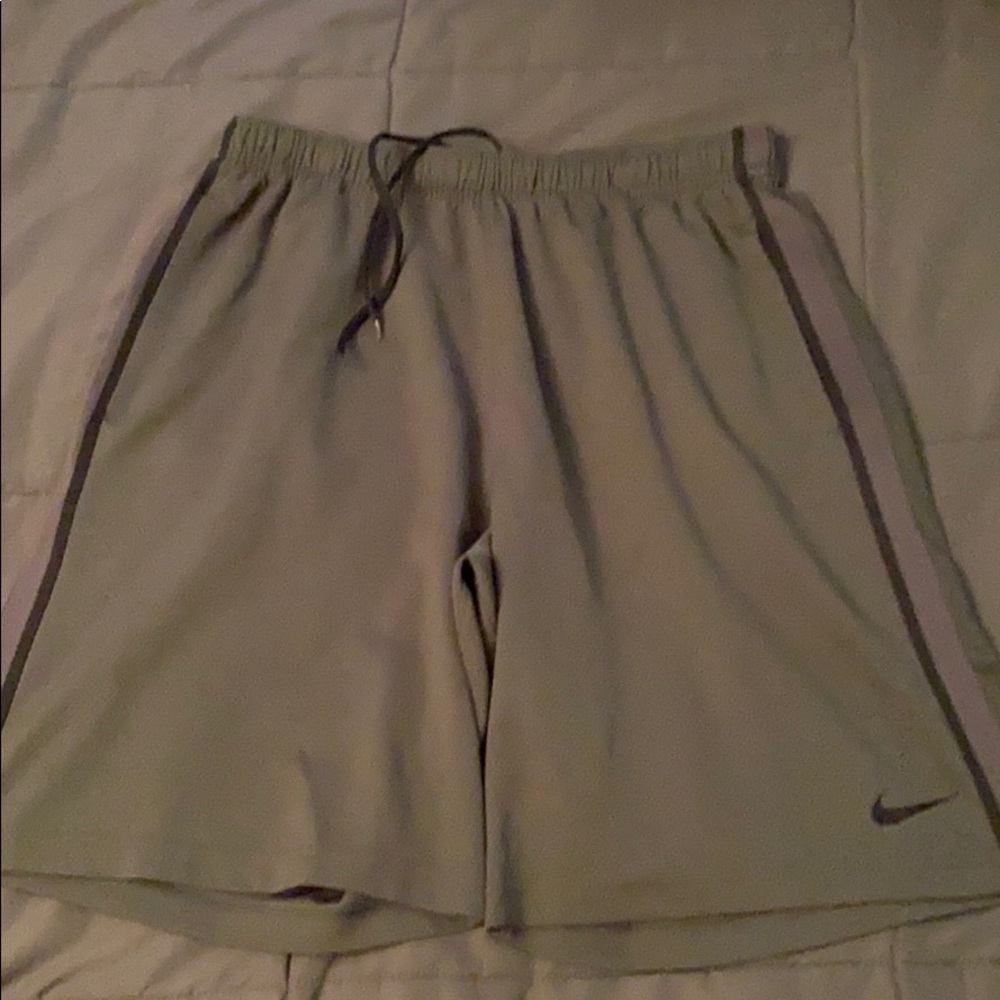 Men’s medium Nike basketball shorts